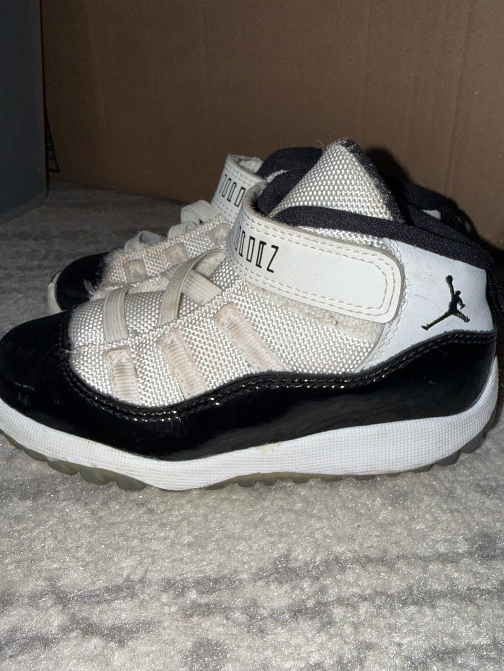 Jordan 11 Retro youth sneakers (9c)
